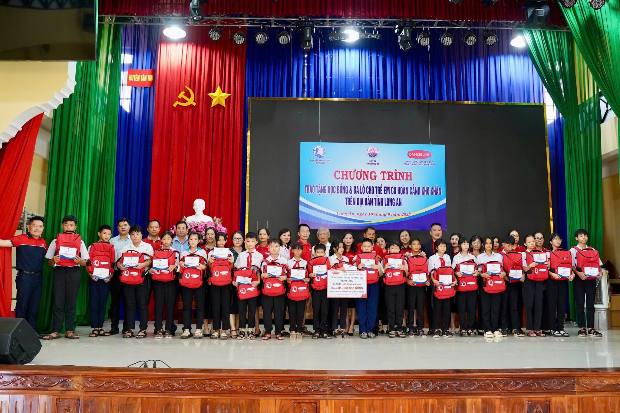 Dai-ichi Life Việt Nam phối hợp cùng Quỹ Bảo trợ Trẻ em Việt Nam, trao 66 suất quà khuyến học (bao gồm ba lô và 1 triệu đồng tiền mặt) với tổng trị giá hơn 85 triệu đồng cho 66 học sinh có hoàn cảnh khó khăn tại Thị trấn Tân Trụ, Tỉnh Long An.